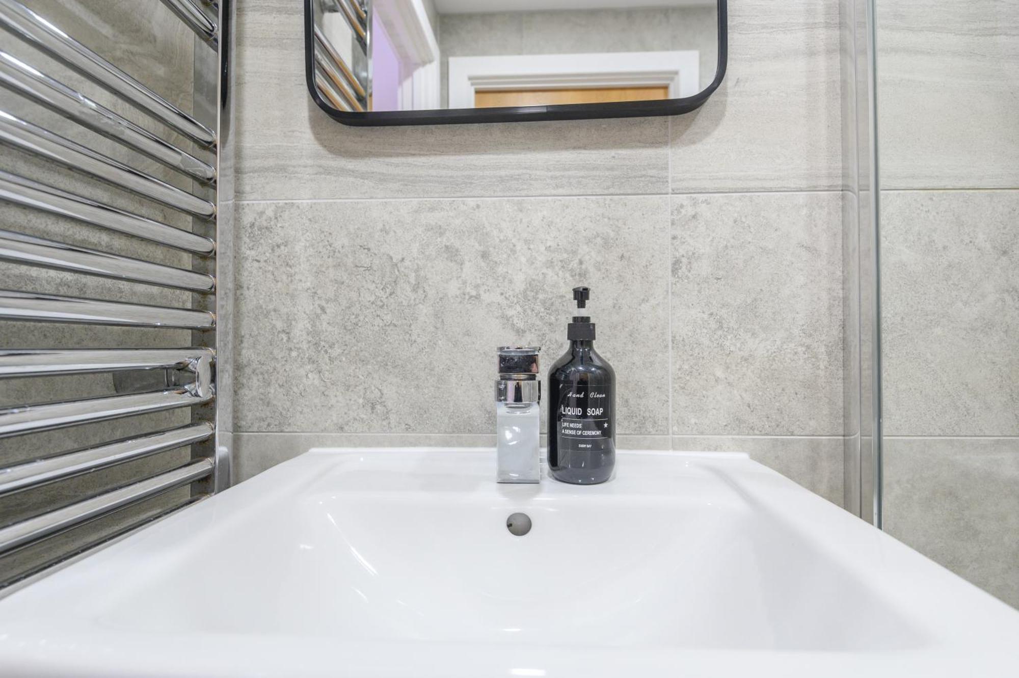 Superb 2 Bed With 2 En-suite - Centre With Underground Parking Appartamento *
