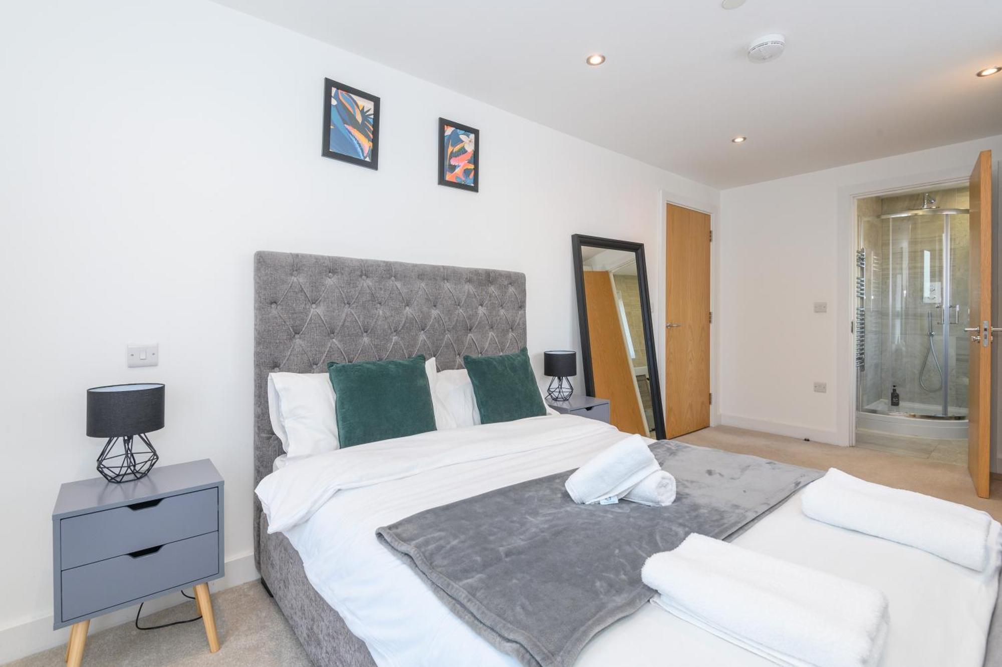 Superb 2 Bed With 2 En-suite - Centre With Underground Parking Appartamento