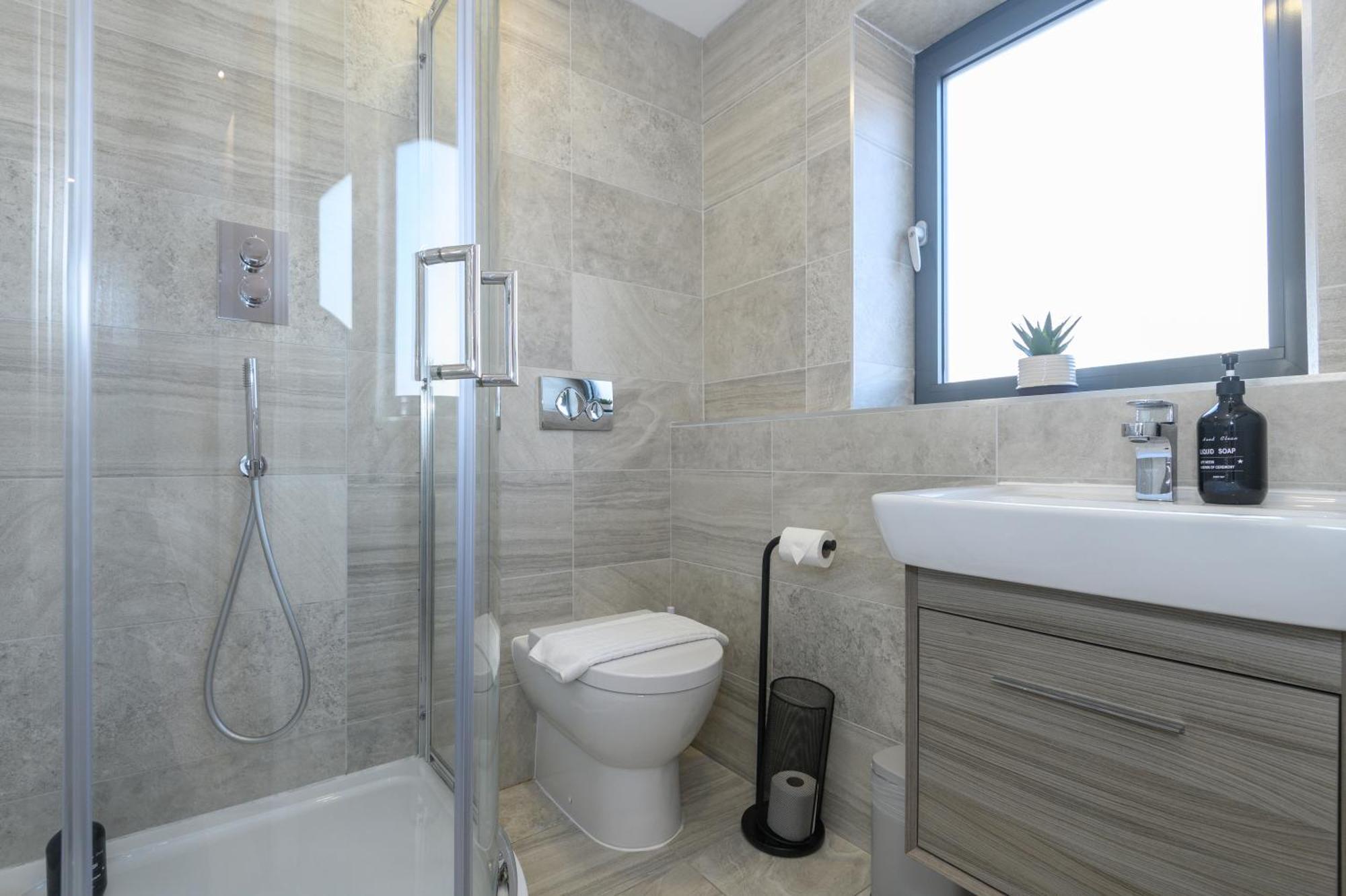 Superb 2 Bed With 2 En-suite - Centre With Underground Parking *