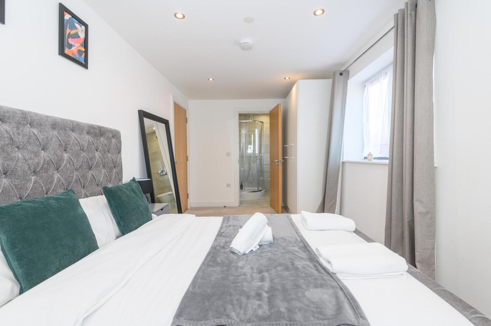 Superb 2 Bed With 2 En-suite - Centre With Underground Parking Appartamento
