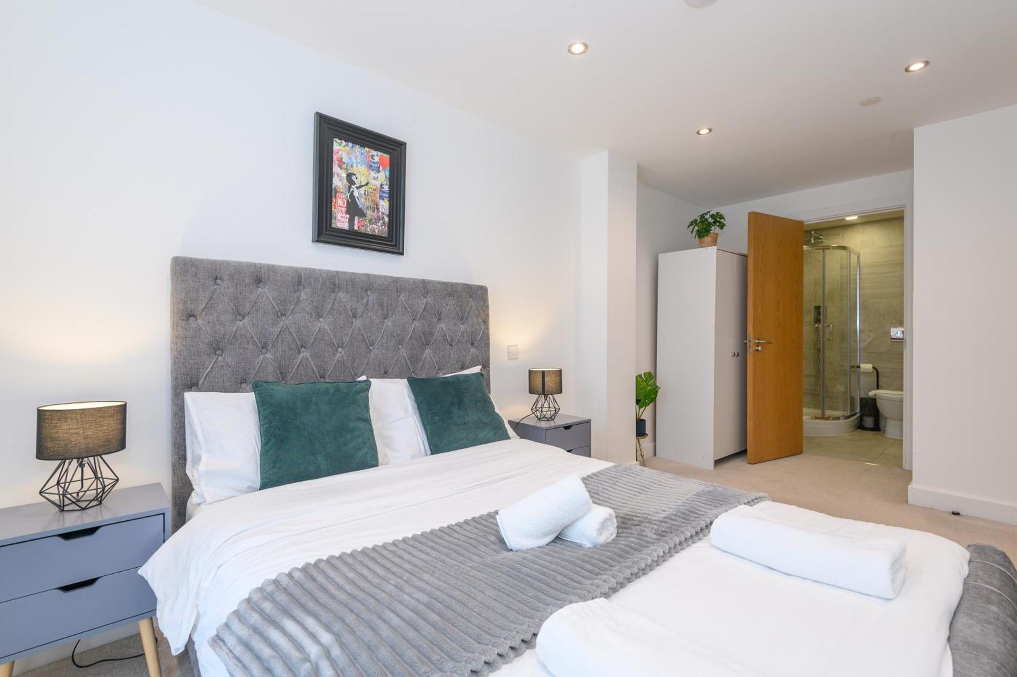 Superb 2 Bed With 2 En-suite - Centre With Underground Parking Appartamento *